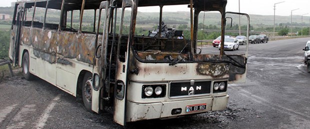 Yol kesip servis aracını yaktılar