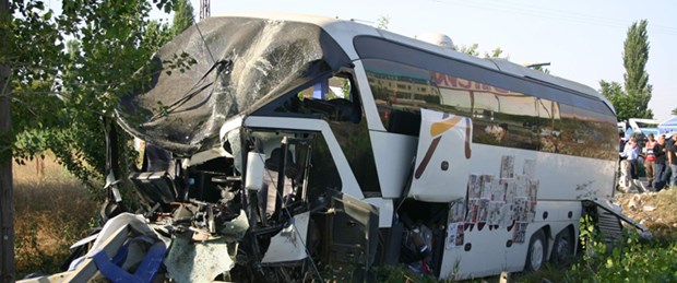 Yolcu otobüsü devrildi: 40 yaralı