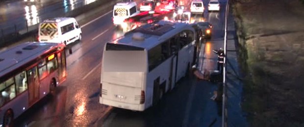 Yolcu otobüsü İETT durağına daldı