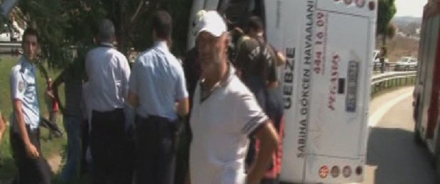 Yolcu servisi devrildi: 1 ölü, 9 yaralı