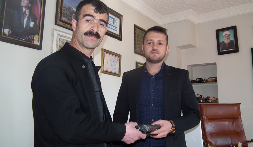 Eyüp Doğan (solda), parayı Bayram Konak'ın oğlu Duran Konak'a (sağda) elden teslim etti. 3 bin lira, bulduğu 20 bin liranın net yüzde 15'ine denk geliyor. İki taraf da mutlu...