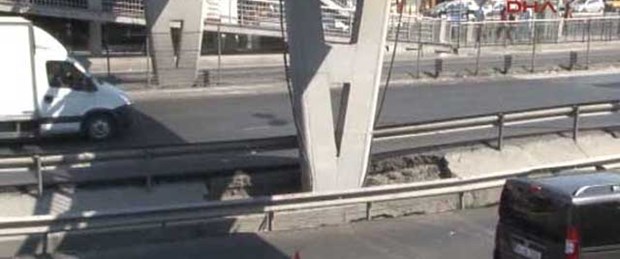 Yoldaki çökme E-5'i felç etti