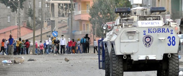 Yüksekova'da göstericiler polisle çatıştı