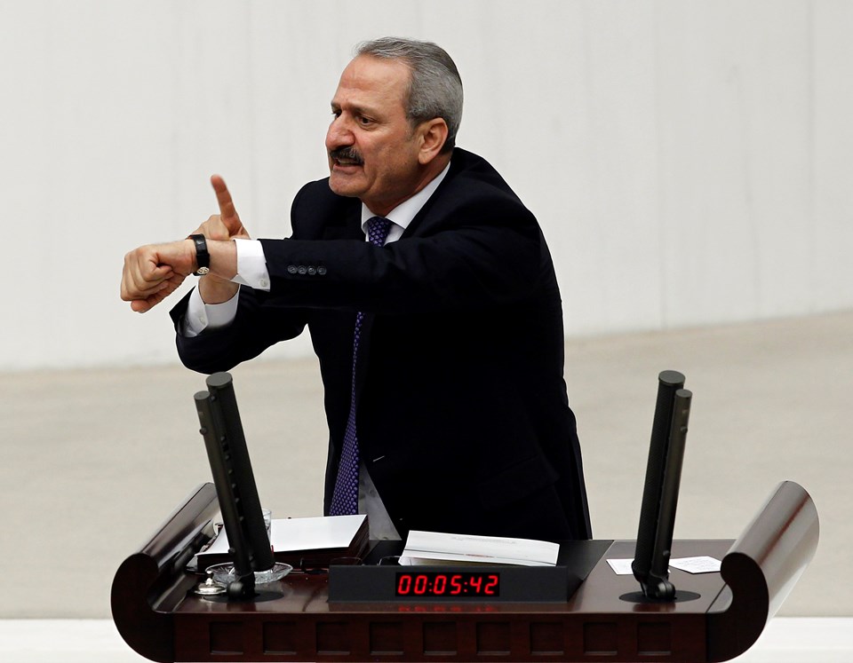Zafer Çağlayan'a hediye edildiği öne sürülen 700 bin liralık kol saati tartışma konusu olmuştu. Çağlayan'ın Yüce Divan'a sevk edilmesi için Meclis'te yapılan oylamada ret kararı çıkmıştı.