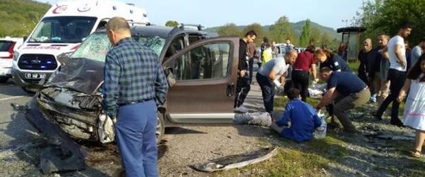 Zonguldak'ta iki kamyonet çarpıştı: 1 ölü, 4 yaralı Zonguldak'ta iki kamyonet çarpıştı: 1 ölü, 4 yaralı