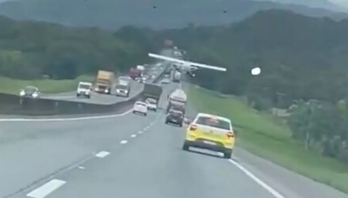 Motoru duran uçak otoyola indi