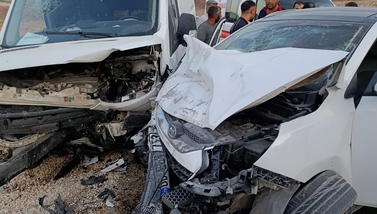 Adıyaman'da minibüs ile otomobil çarpıştı: 5 yaralı Adıyaman'da minibüs ile otomobil çarpıştı: 5 yaralı