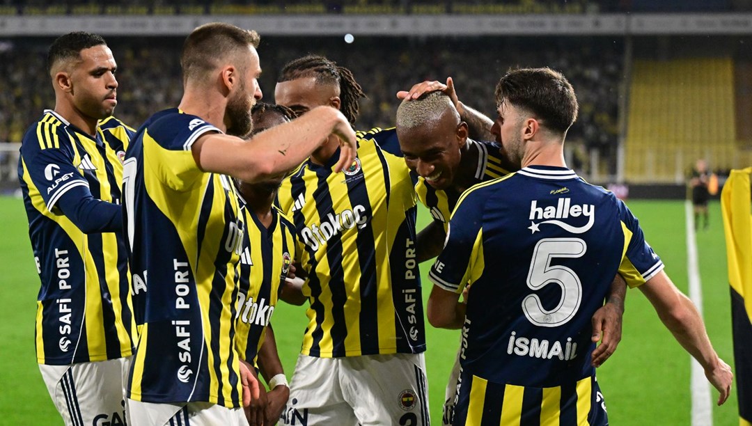 Kadıköy'de dikkat çeken an: Fenerbahçeli yıldız topu eline alır almaz tepki geldi!