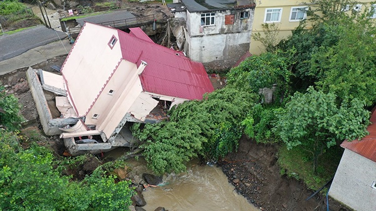 Giresun'da sağanak yağış: Bir ev yan yattı