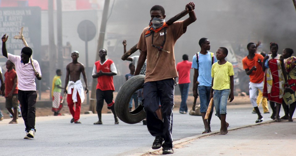 Burundi'de göstericiler bir genci diri diri yaktı - 1