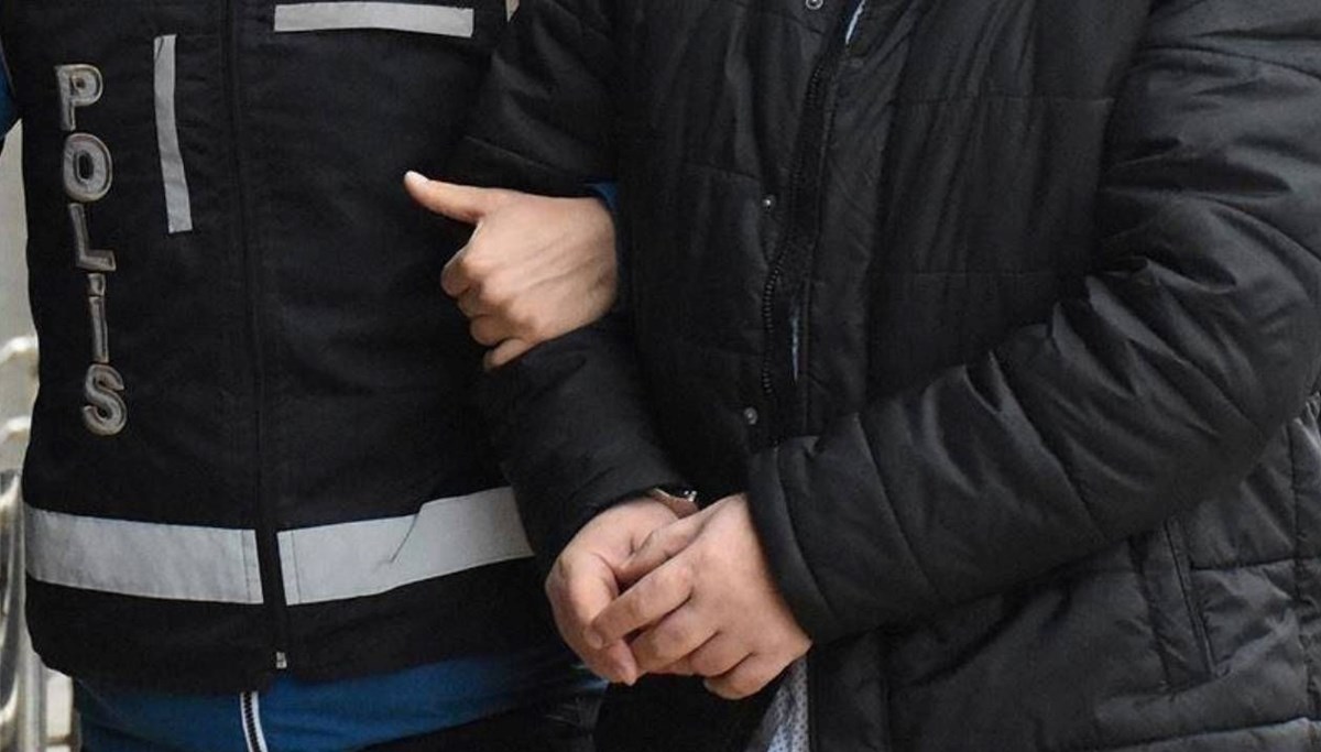 CHP aracına silahla ateş edildi CHP aracına silahla ateş edildi