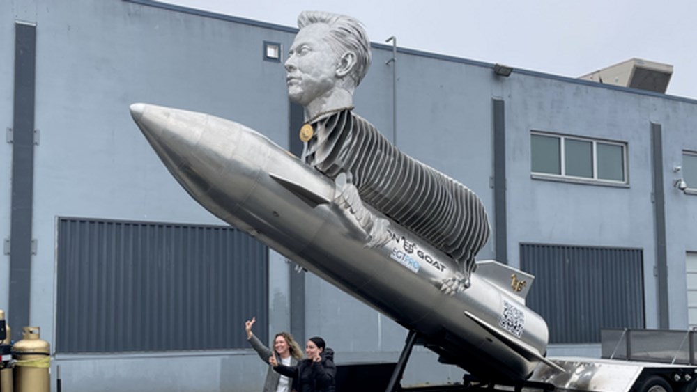 Elon Musk'ın 12 ton ağırlığında metal heykeli yapıldı - 1