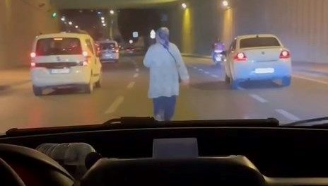 İstanbul’da iki ilginç olay: Akan trafiğe aldırış etmeden yolun ortasından yürüdüler