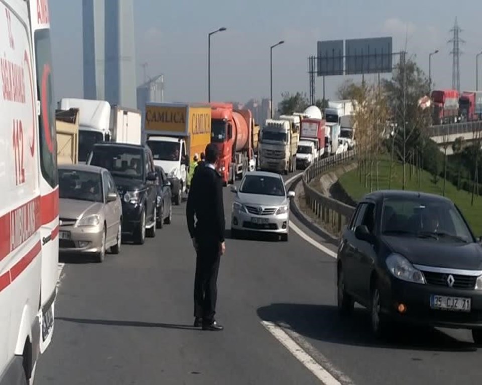 Okmeydanı'da iki hafriyat kamyonu çarpıştı - 2