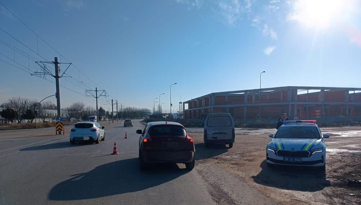 Hız ihlali yapan 74 sürücüye ceza Hız ihlali yapan 74 sürücüye ceza
