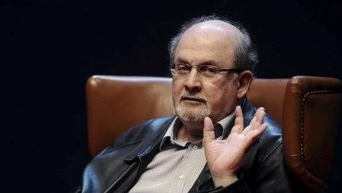 Yazar Salman Ruşdi'ye bıçaklı saldırı