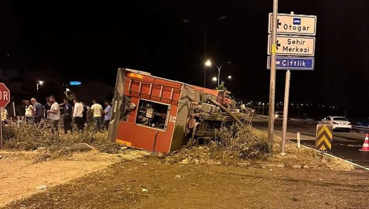 Niğde'de mera yangını: Müdahale için yola çıkan itfaiyecilerden 3'ü yaralandı