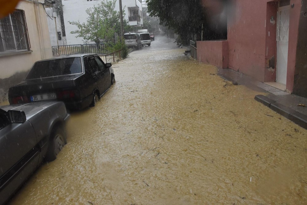 İzmir'de sağanak: Dereler taştı, evleri su bastı (İzmir hava durumu) - 1