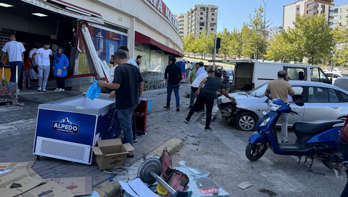 Kontrolden çıkan otomobil markete girdi Kontrolden çıkan otomobil markete girdi
