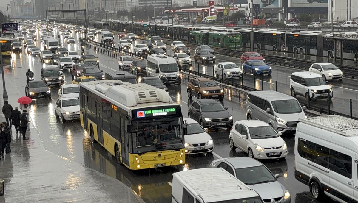 İstanbul'un yağmur çilesi: Trafik kilit!