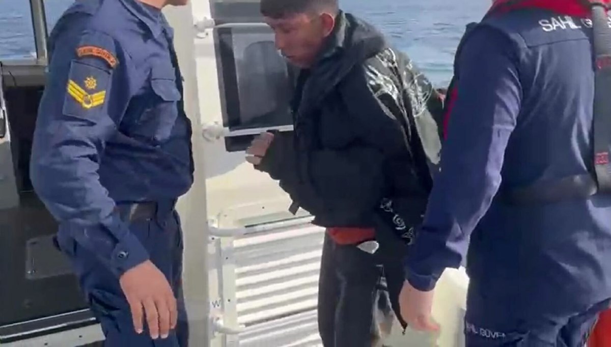 Yunanistan’a geçerken bottan düşen göçmeni balıkçılar kurtardı Yunanistan’a geçerken bottan düşen göçmeni balıkçılar kurtardı
