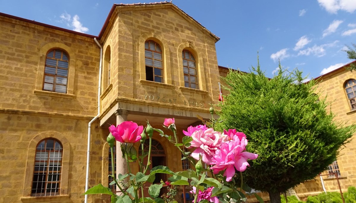 130 yıllık taş mektep, ihtişamıyla göz kamaştırıyor