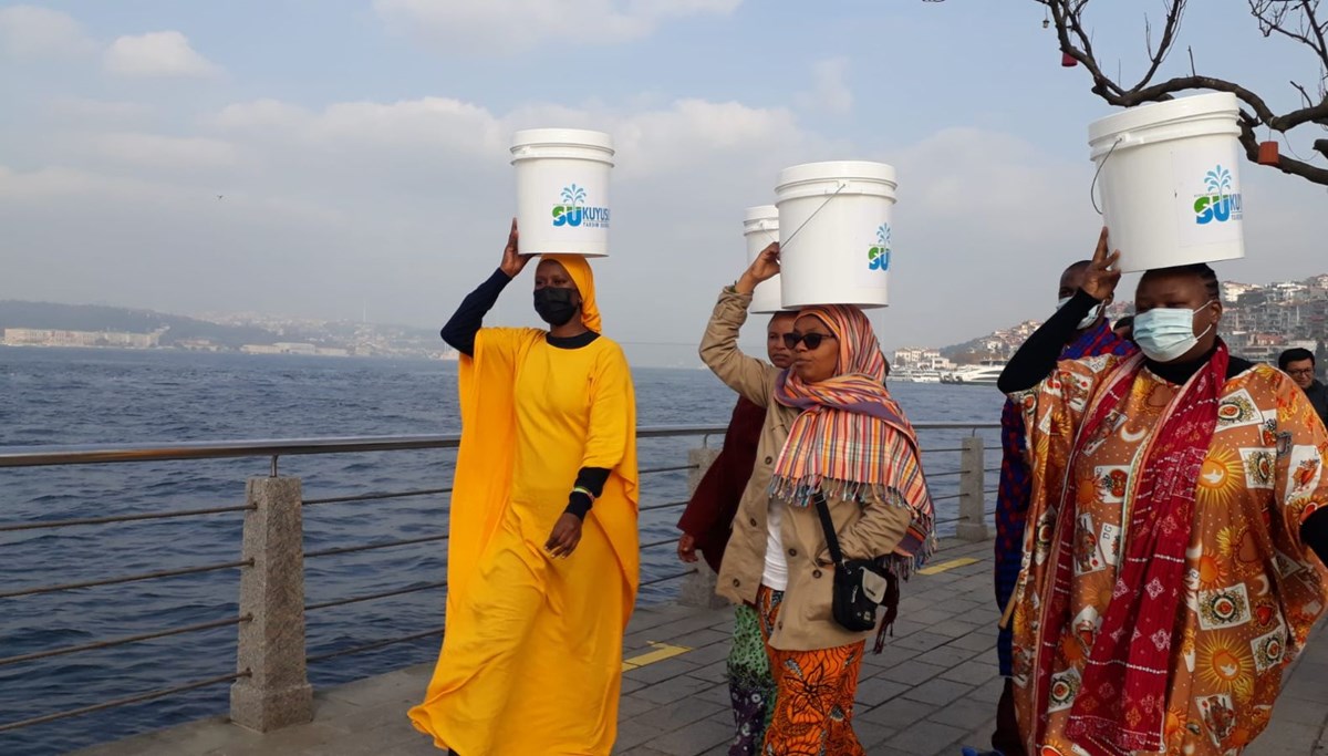 Masailer başlarında su kovalarıyla İstanbul'da yürüdüler