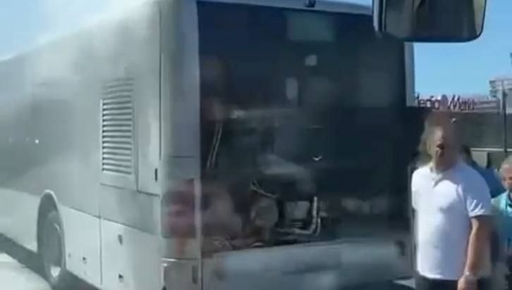 Metrobüste çıkan yangın söndürüldü