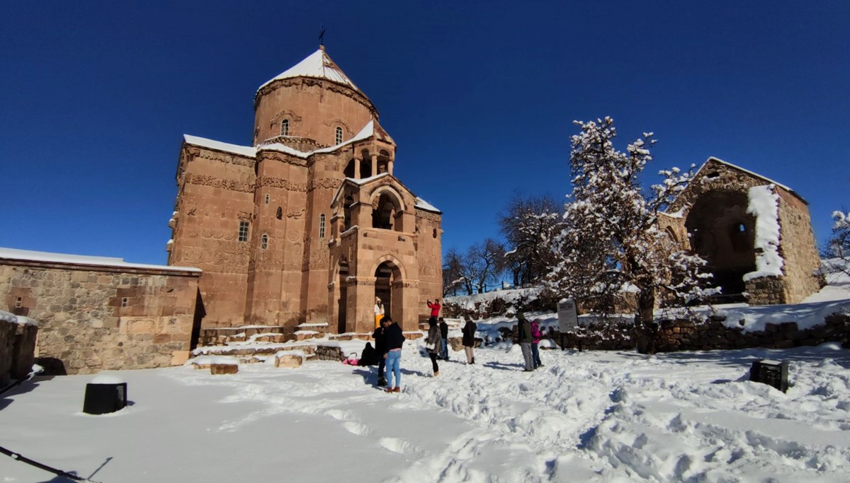 Beyaza bürünen Akdamar Adası'na İranlı turistlerden yoğun ilgi