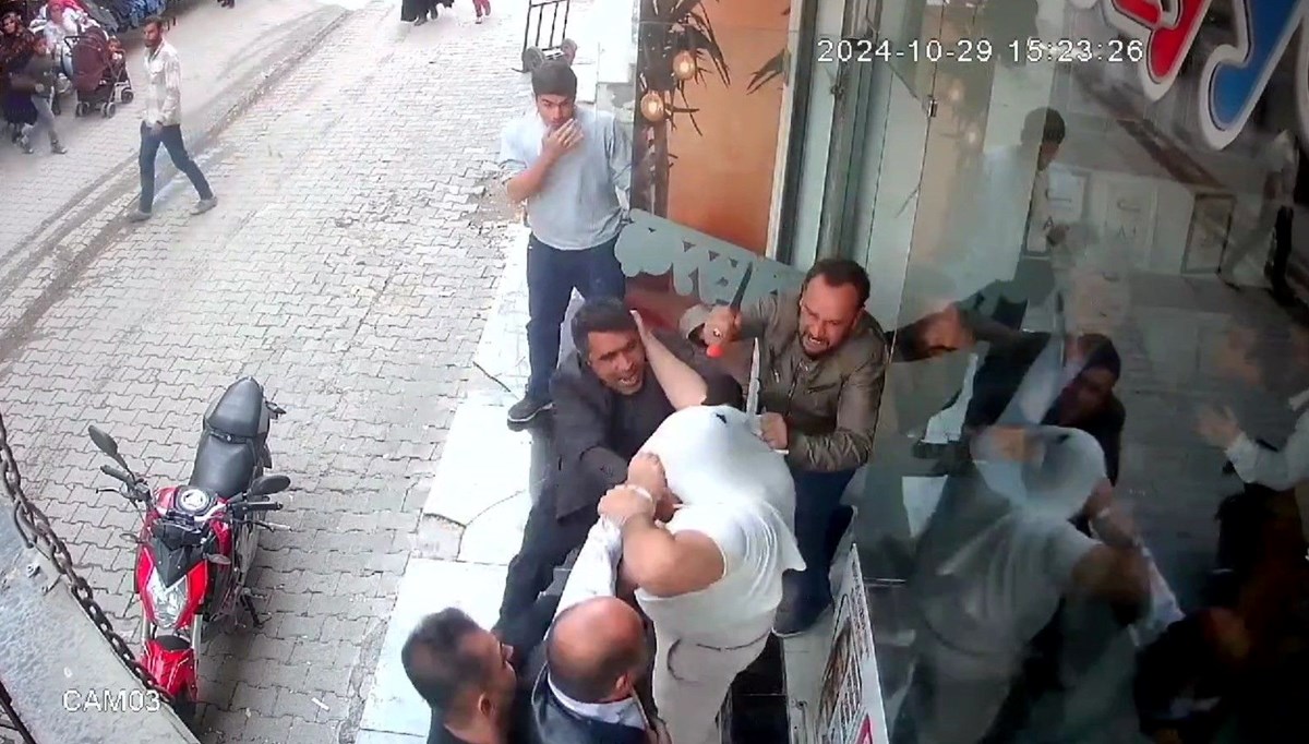 Muhtardan esnafa borç dayağı: Fotoğrafçı ve kardeşi saldırıya uğradı