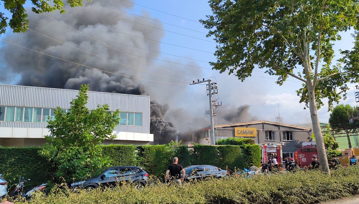 Sandalye fabrikasında yangın: Kısa sürede büyüdü, tüm binayı sardı