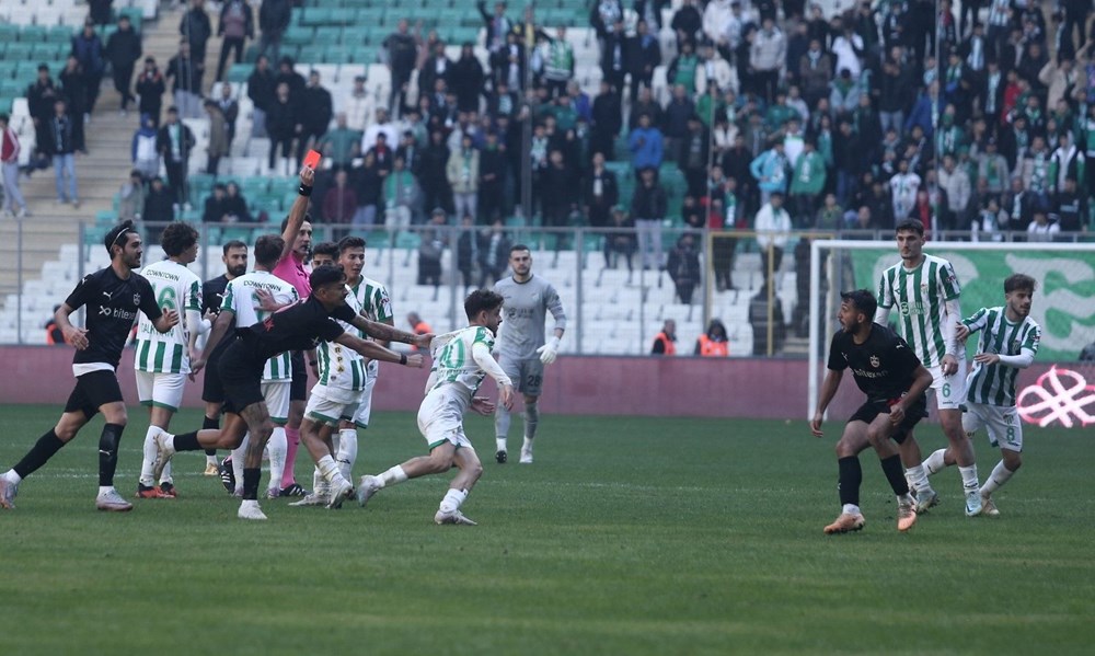 Bursaspor-Diyarbekirspor maçında futbolcular birbirine girdi: 6 kırmızı kart, 1 gözaltı - 12