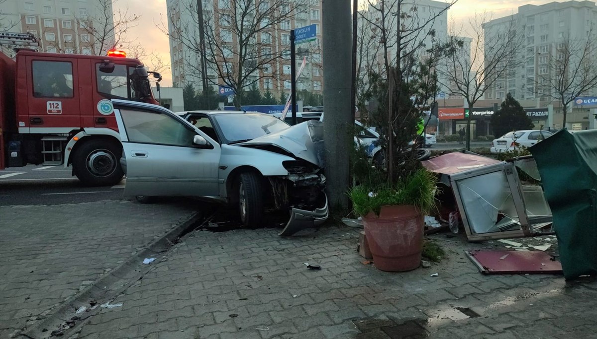 Önce simit arabasına sonra direğe çarptı Önce simit arabasına sonra direğe çarptı