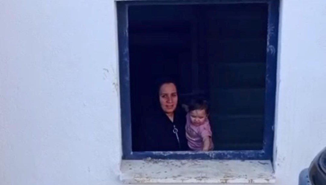 Evde mahsur kalan çocuk için iş makineli operasyon