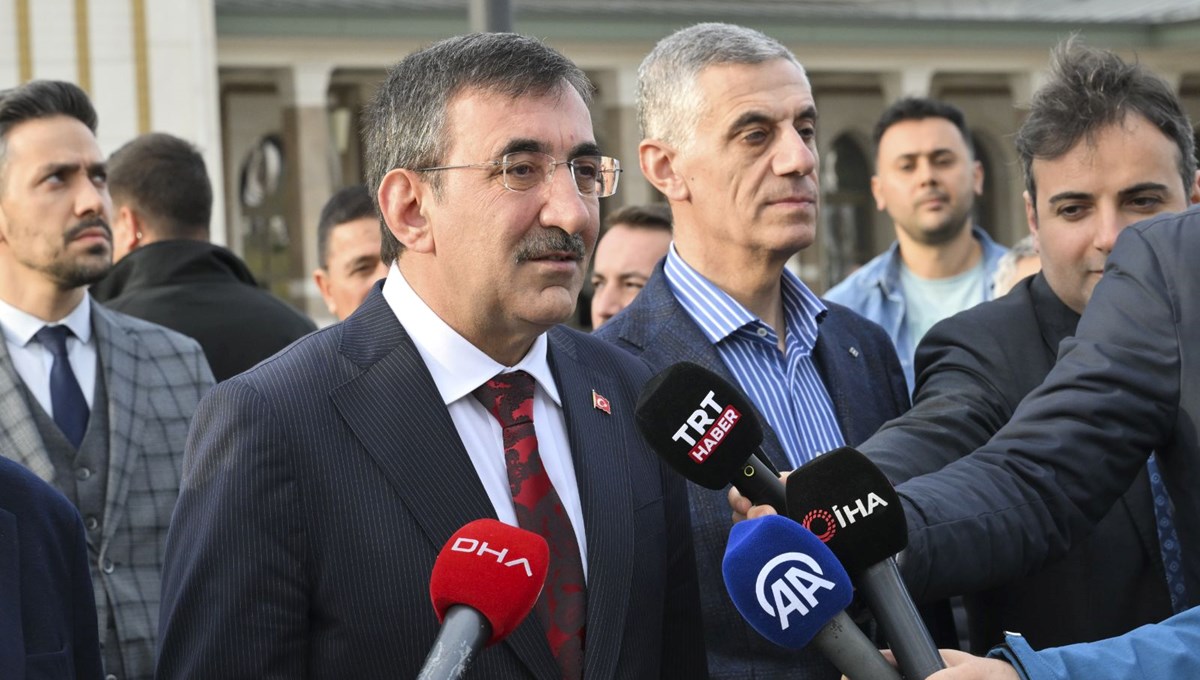 Cumhurbaşkanı yardımcısı Yılmaz bayram namazı sonrası konuştu | Cumhurbaşkanı yardımcısı Yılmaz bayram namazı sonrası konuştu |