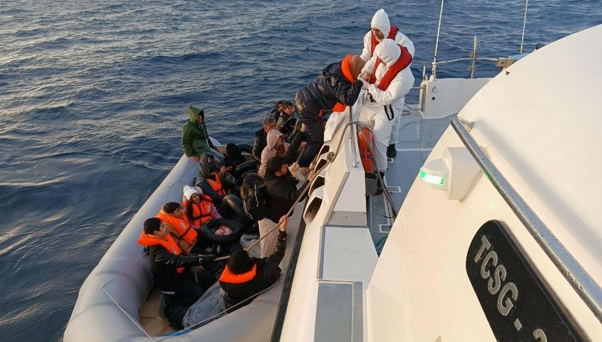 Bodrum’da 9'u çocuk 32 kaçak göçmen kurtarıldı Bodrum’da 9'u çocuk 32 kaçak göçmen kurtarıldı