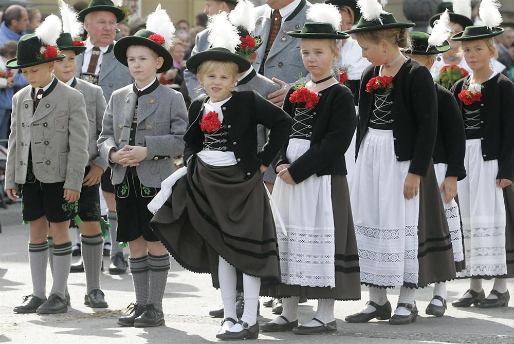 Какой народ в германии. Национальная одежда немцев. Национальный костюм Германии. Народный костюм Германии. Традиционная Австрийская одежда.