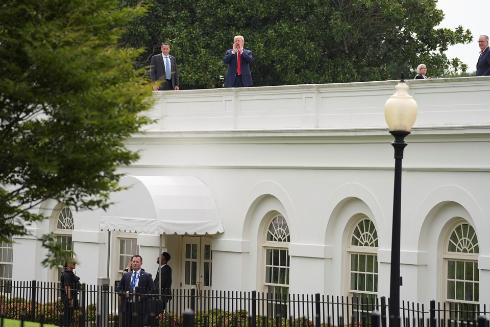 Trump Beyaz Saray'ın çatısına çıktı - 1