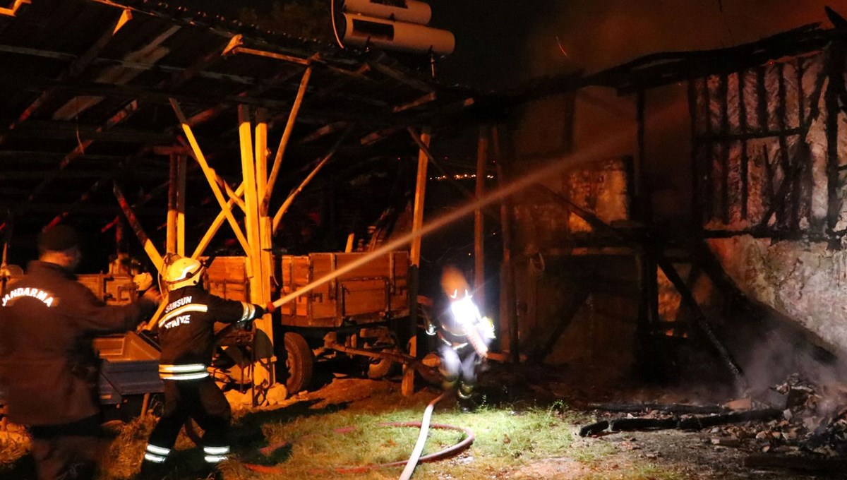 Samsun'da 2 katlı ahşap ev ve depo alevlere teslim oldu Samsun'da 2 katlı ahşap ev ve depo alevlere teslim oldu