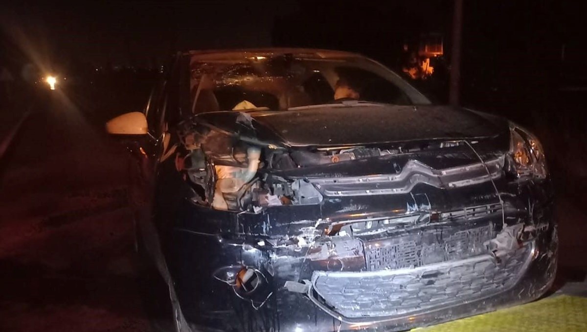 İzmir'de otomobil ile traktör çarpıştı: 4 yaralı İzmir'de otomobil ile traktör çarpıştı: 4 yaralı
