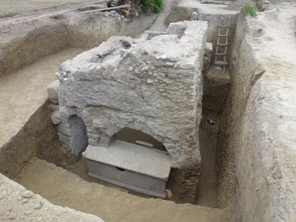 Denizli'de stadyum için araştırılan alanda tarihi mezar çıktı - 1