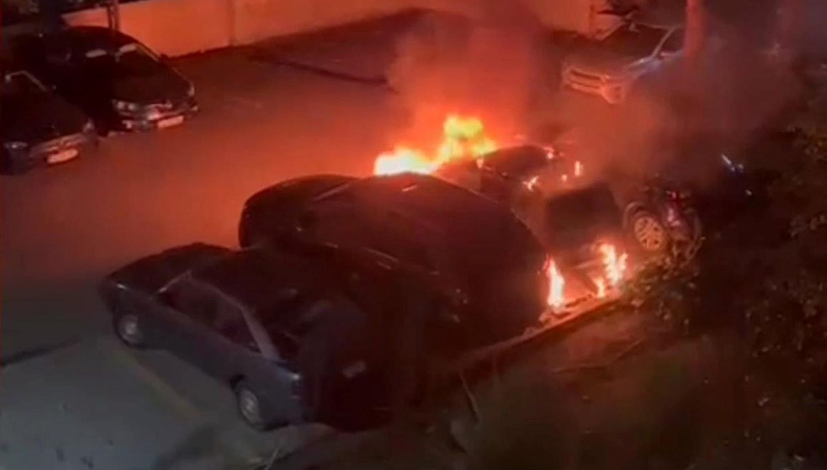 Kadıköy'de bir binanın otoparkındaki 3 araç yandı Kadıköy'de bir binanın otoparkındaki 3 araç yandı