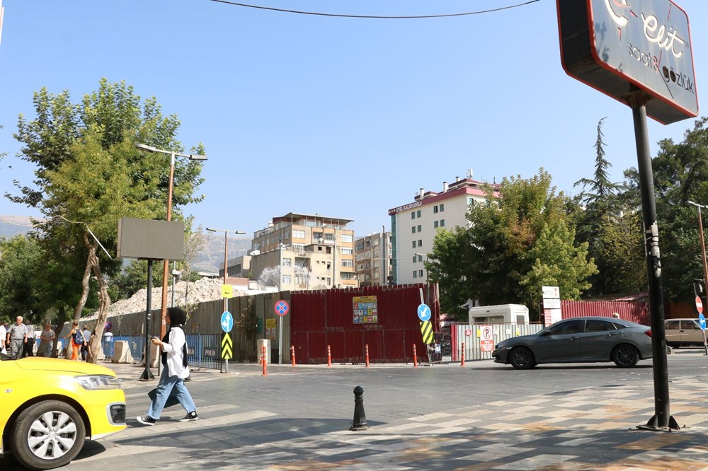 Dünyanın en saçma binasının enkazı da dert oldu - 6