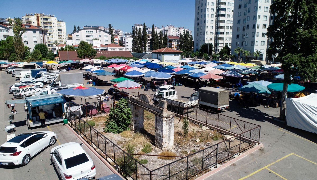 Milli Mücadele’ye tanıklık eden kapı, pazarın ortasında kaldı