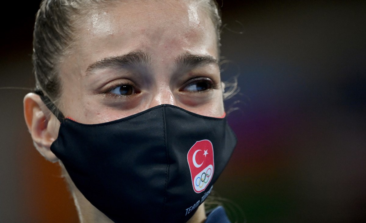 Buse Naz Çakıroğlu, olimpiyat madalyasını alırken gözyaşlarını tutamadı