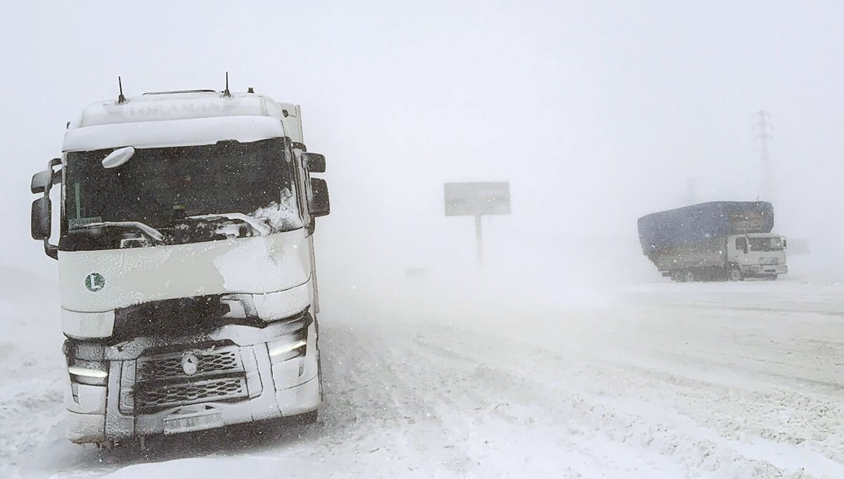 Erzurum-Artvin kara yolunda ulaşıma yoğun kar ve tipi engeli