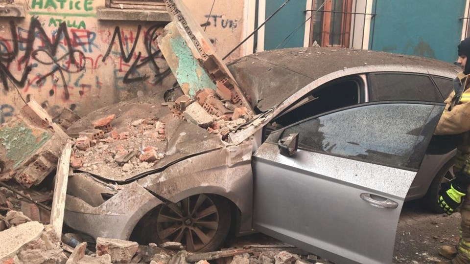 SON DAKİKA: İstanbul Fatih'te 3 katlı binada çökme - 1