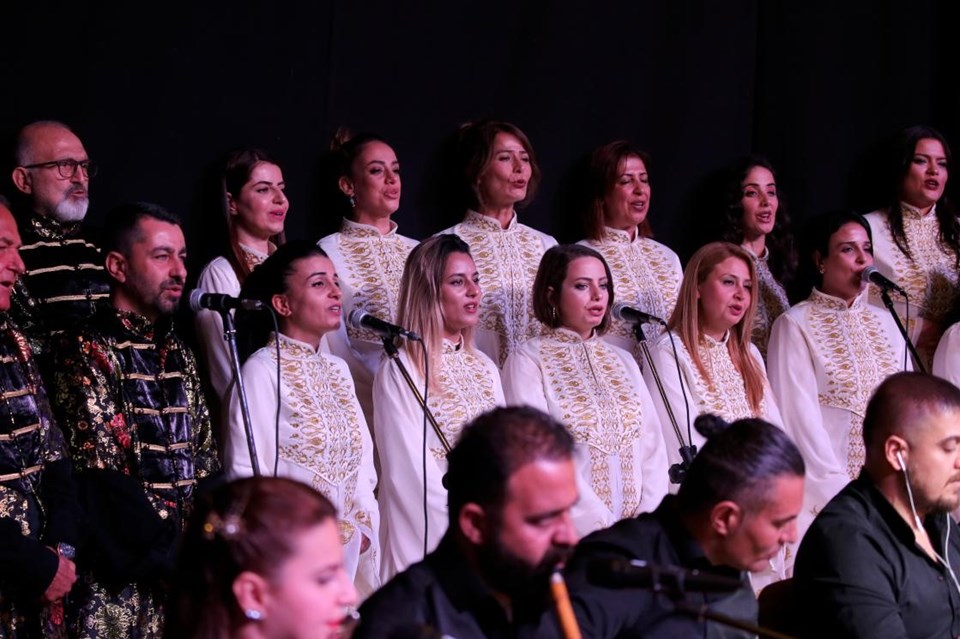 Antakya Medeniyetler Korosu'nun 12 yıllık solisti 14 dilde şarkı ve ilahi seslendiriyor - 1