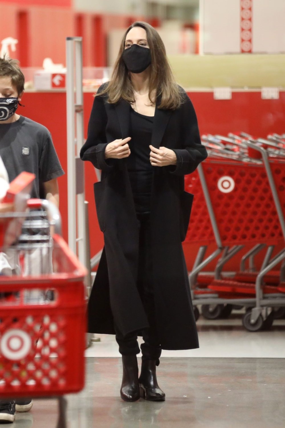 Angelina Jolie oğluyla alışverişte - 4