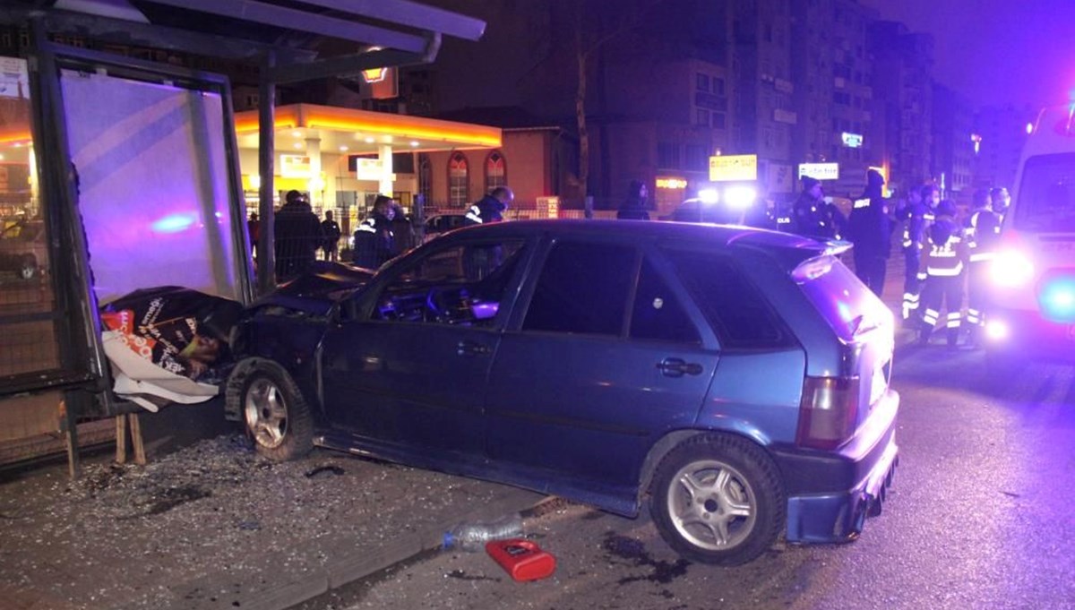 D-100’de otomobil durağa daldı: 5 kişi yaralandı